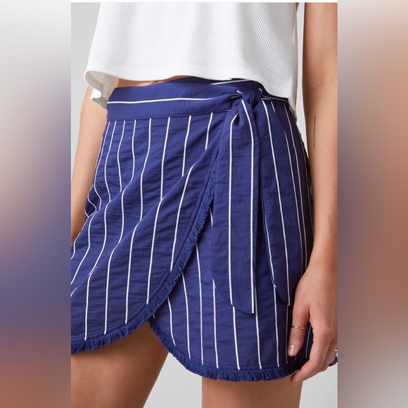 💙 New Francesca’s Jasper Navy And White Striped Wrap Mini Skirt💙 - Picture 5 of 6